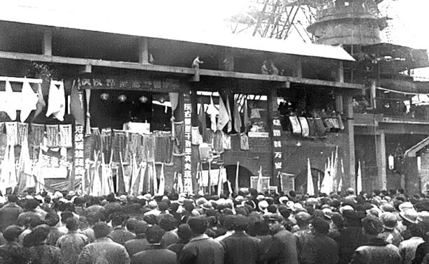 荫涟钢第一座高炉建成，，，，，，，炼出湖南省第一炉铁水，，，，，，，竣事了湖南没有钢铁工业的历史。。。。。。。